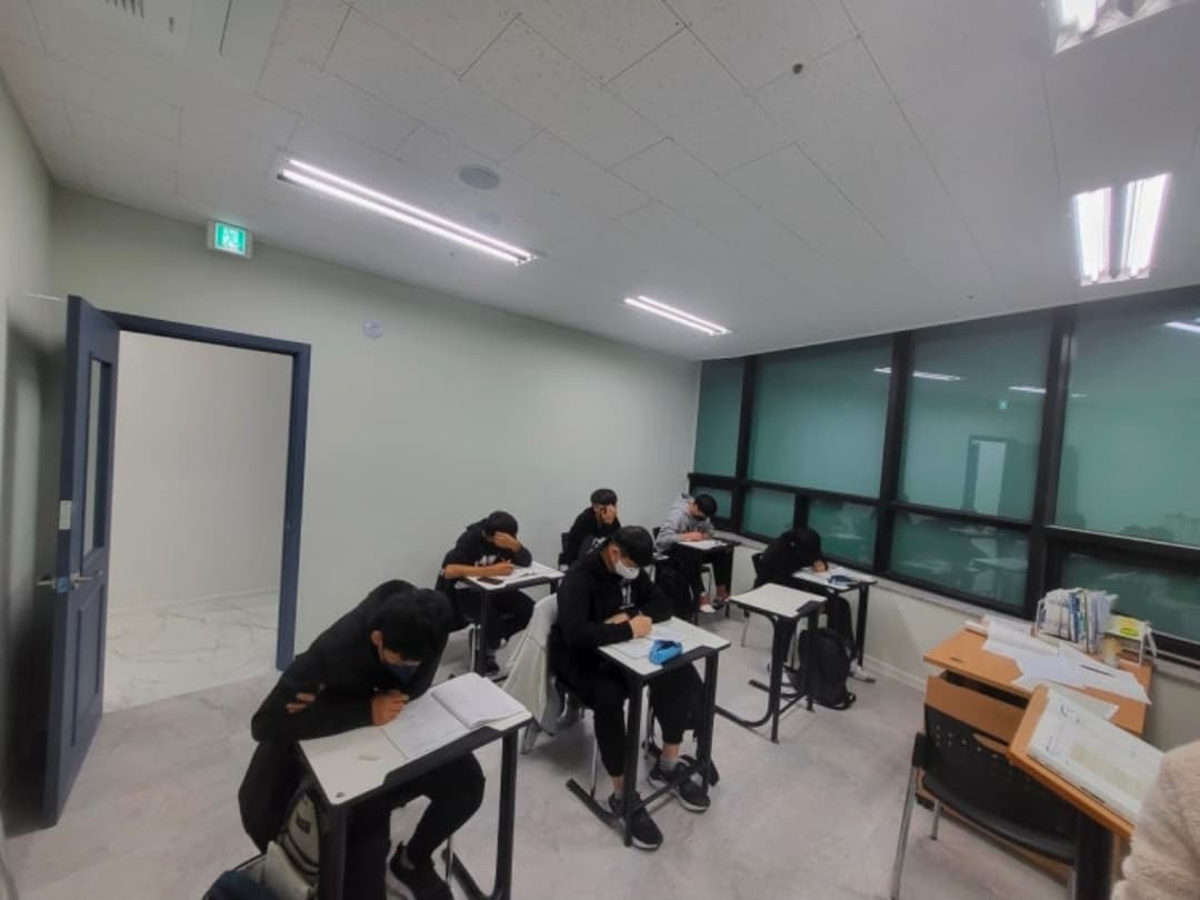수업 중인 고등부 학생들