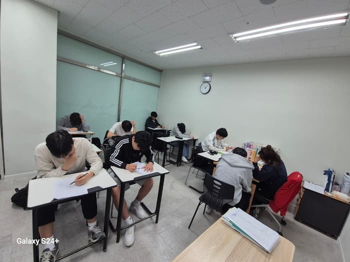 자습 중인 학생들
