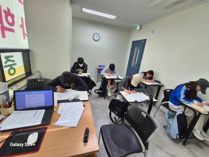 문제를 푸는 학생들