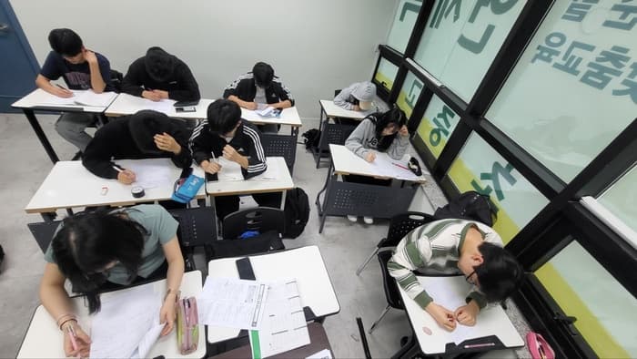 과제 검사 장면